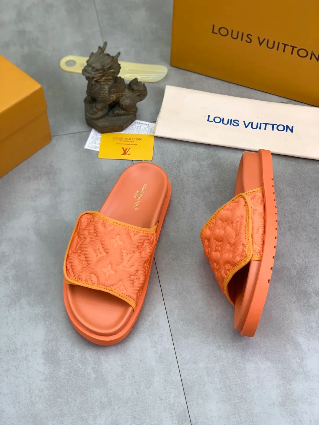 Men's shoes 💰P320 💰[New style]🆘 Original quality [LOUIS VUITTON] The popular Louis Vuitton LV men's slippers on the official website are on sale simultaneously! Original fabric imported from Italy, original factory special supply, code number: 38-44 (45 customized), many colors available